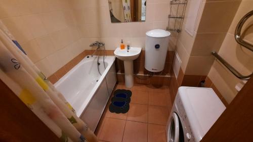 乌法комфортная 2 комнатная квартира возле Аквапарка на Комсомольской 148的浴室配有盥洗盆、卫生间和浴缸。