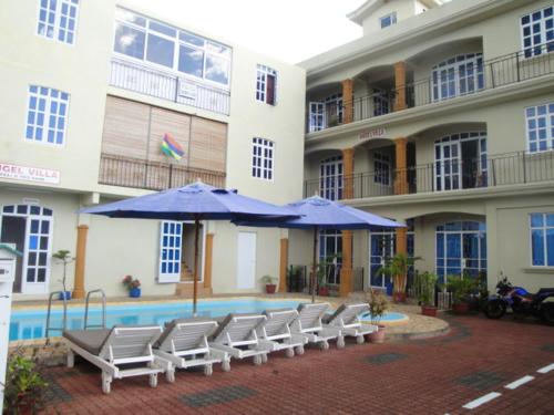 2 bedrooms appartement at Pointe aux Piments 200 m away from the beach with sea view shared pool and terrace内部或周边的泳池