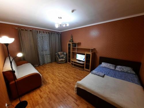 乌法Apartment Mustaya Karima 28的一间卧室配有一张床和一台电视