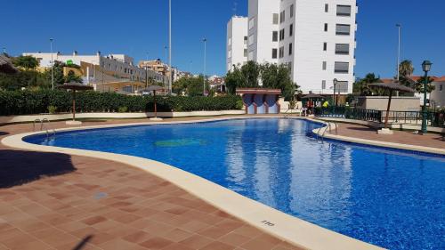 圣波拉Apartamento La Mezquita的城市里的一个大型蓝色游泳池