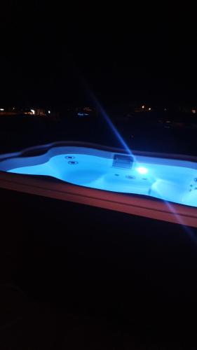 吉亚德伊索拉La Cabaña的游泳池的夜景