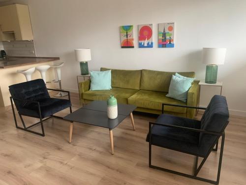 吕特延堡达斯奥斯特斯布里克酒店的客厅配有沙发、两把椅子和一张桌子