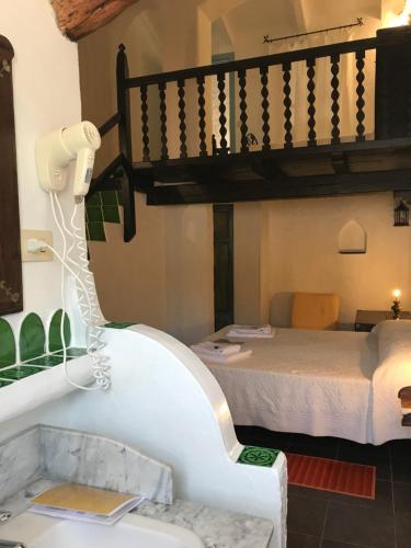 圣帕特雷拉卡拉索玛拉旅馆的一间酒店客房,配有一张床和一部电话