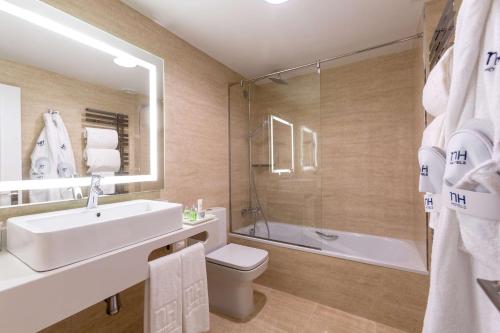 奥维多普林斯帕多NH酒店的一间浴室
