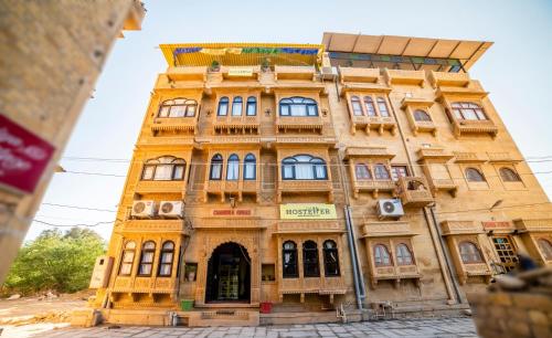 斋沙默尔The Hosteller Jaisalmer的吉波利斯市的一座古老建筑