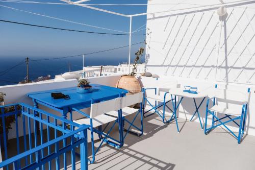 阿纳菲Boreas Stone House的船上的阳台配有蓝色的桌椅