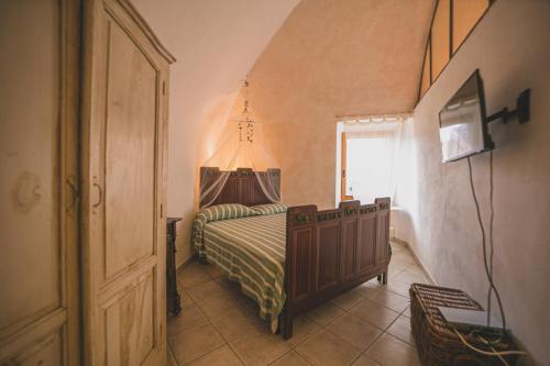 圣托斯特凡诺港NICE APARTMENT的一间小卧室,配有床和窗户