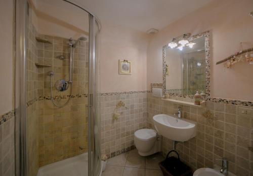 圣托斯特凡诺港NICE APARTMENT的带淋浴、盥洗盆和卫生间的浴室