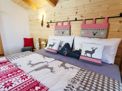 穆赫克雷斯的艾根Chalex的一间卧室配有红色和白色枕头的床