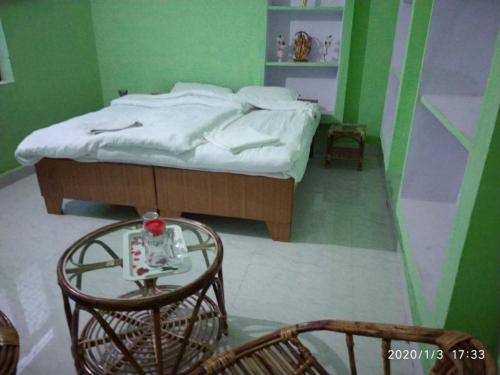 奥拉奇哈Homes of India的卧室配有一张床和一张桌子及椅子