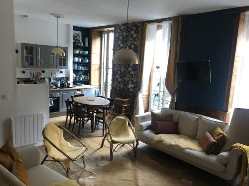 欧波讷Appartement Joséphine的客厅配有沙发和桌子