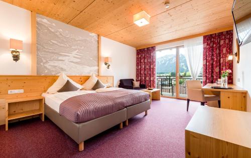 罗伊特金玫瑰酒店的酒店客房设有一张床和一个阳台。