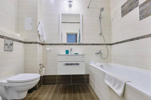 托木斯克Апартаменты Петровские однокомнатные Трифонова 22的浴室配有卫生间、盥洗盆和浴缸。