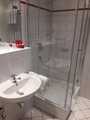 豪斯阿普尔伯格酒店的一间浴室