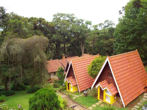 蒙特韦尔迪Pousada Perola da Mantiqueira的享有橙色屋顶房屋的顶部景色