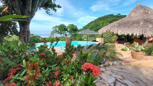 马祖特OceanoMar的一个带游泳池和草地伞的花园
