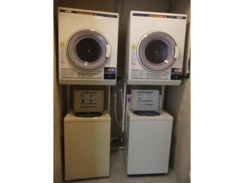 那霸Hotel Kokusai Plaza - Vacation STAY 09932v的洗衣房配有2台干机和1台洗衣机