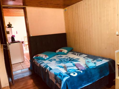 乌鲁比西Casa da Vó Adelina的一张带蓝色床单和枕头的床