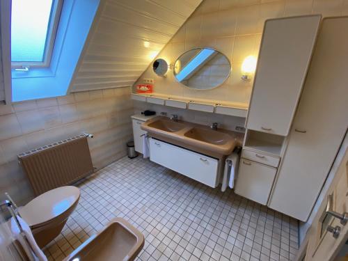 劳芬堡Gasthaus Hotel Kranz的一间带水槽和镜子的浴室