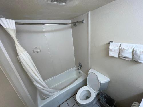 史密斯堡Quality Inn Fort Smith I-540的带浴缸、卫生间和淋浴的浴室。