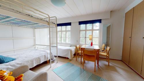 IniöVilla Högbo的卧室配有一张床和一张桌子及椅子