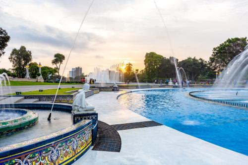 利马Holiday Inn - Lima Miraflores, an IHG Hotel的公园内的游泳池,有两个喷泉