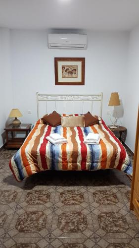 摩亚Casitas Gutiérrez的卧室内的一张床位,配有两张桌子和两盏灯