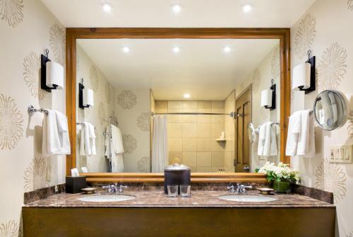 比弗河Park Hyatt Beaver Creek Resort and Spa, Vail Valley的一间带两个盥洗盆和大镜子的浴室