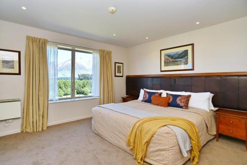HororataHigh Country Villa 239 - Canterbury Terrace Downs的一间卧室设有一张大床和一个窗户。