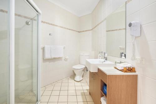 特里格尔特里高帆船服务式公寓酒店的浴室配有卫生间、盥洗盆和淋浴。