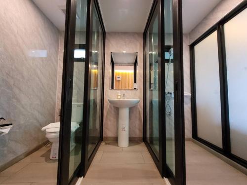 拉廊Sunnyvale Ranong 2的一间带水槽和卫生间的浴室