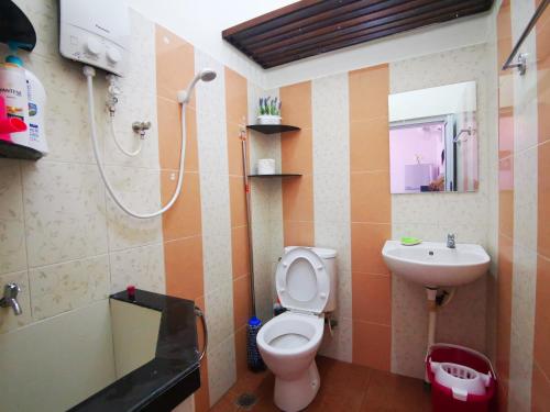 巴特沃思Bagan Terrace House near to Sunway Carnival Mall, Seberang Jaya的浴室配有卫生间、盥洗盆和淋浴。