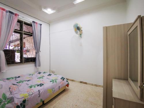 巴特沃思Bagan Terrace House near to Sunway Carnival Mall, Seberang Jaya的一间卧室设有一张床和一个窗口