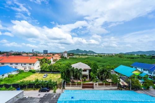 华欣Initial Hua Hin - SHA Plus的享有带游泳池的度假村的空中景致