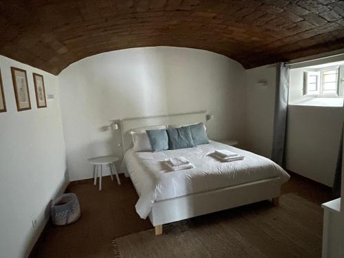 埃武拉Casa Teresa的卧室配有白色的床和窗户。