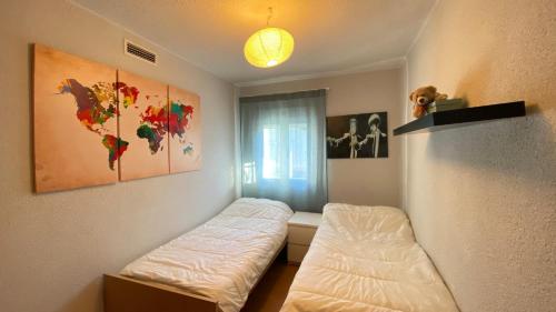 马德里Apartamento Aluche con parking gratuito的一间卧室设有两张床,并提供一张世界地图