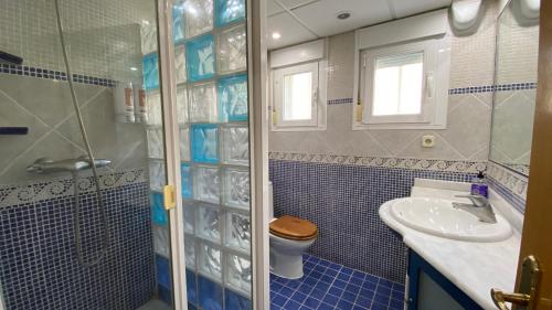 马德里Apartamento Aluche con parking gratuito的一间带卫生间和水槽的浴室