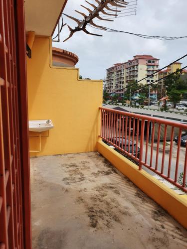 瓜拉丁加奴十星酒店的阳台,建筑有黄色的墙壁