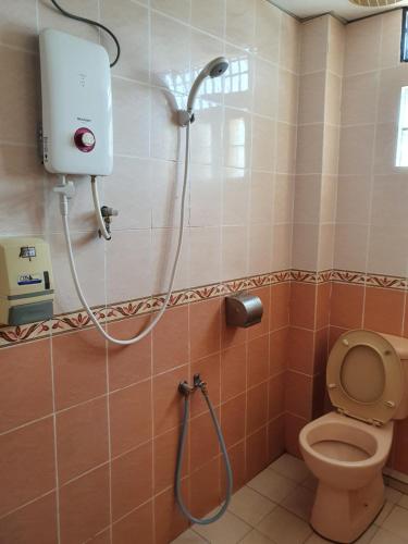 瓜拉丁加奴十星酒店的带淋浴和卫生间的浴室
