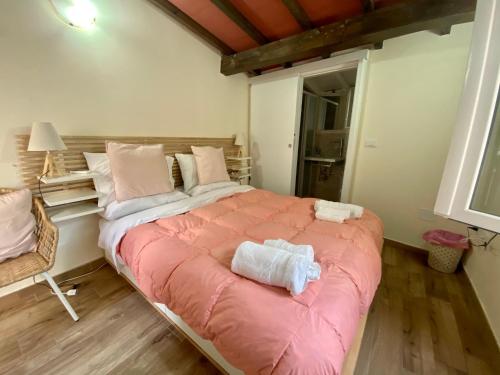 普拉托Loft Florentia的一间卧室配有一张带粉色毯子的大床