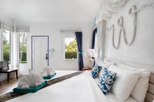 象岛The White Knot Koh Chang的卧室配有带枕头的大型白色床