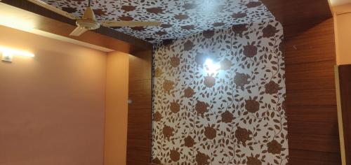 坎努尔Gateway Airport Hotel的配有豹纹墙的客房内的吊扇