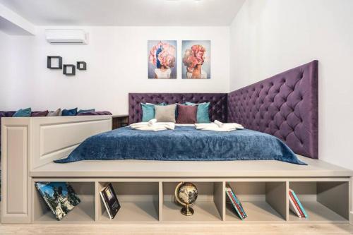 克卢日-纳波卡Briana Luxury Panoramic View的一间卧室配有紫色的床和紫色床头板