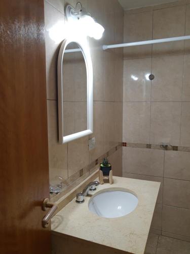 维拉卡洛斯帕兹Hotel Brisas的一间带水槽和镜子的浴室