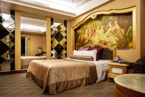 台北印石时尚旅馆的酒店客房设有一张床,墙上挂有绘画作品