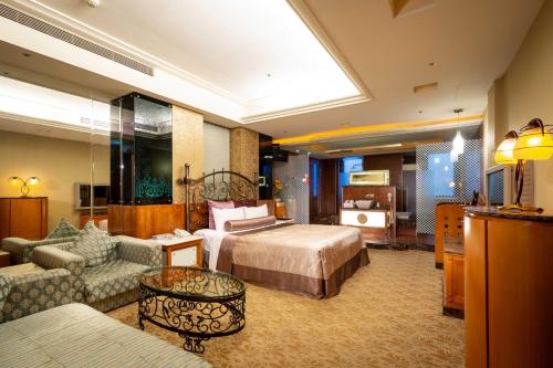 台北印石时尚旅馆的酒店客房,配有床和沙发