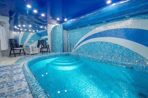彼得罗扎沃茨克13椅精品酒店的蓝色墙壁房间的游泳池