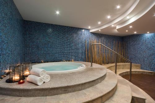 多哈多哈协和大酒店的一间带按摩浴缸和楼梯的浴室