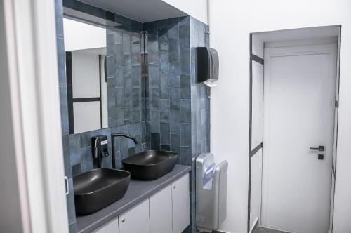 基辅AV-2 capsule hotel的浴室设有2个水槽和镜子