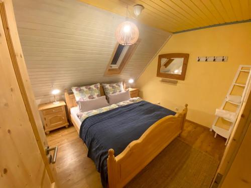 蒂蒂湖-新城Ferienhaus Robin的一间小房间的卧室,配有一张床铺